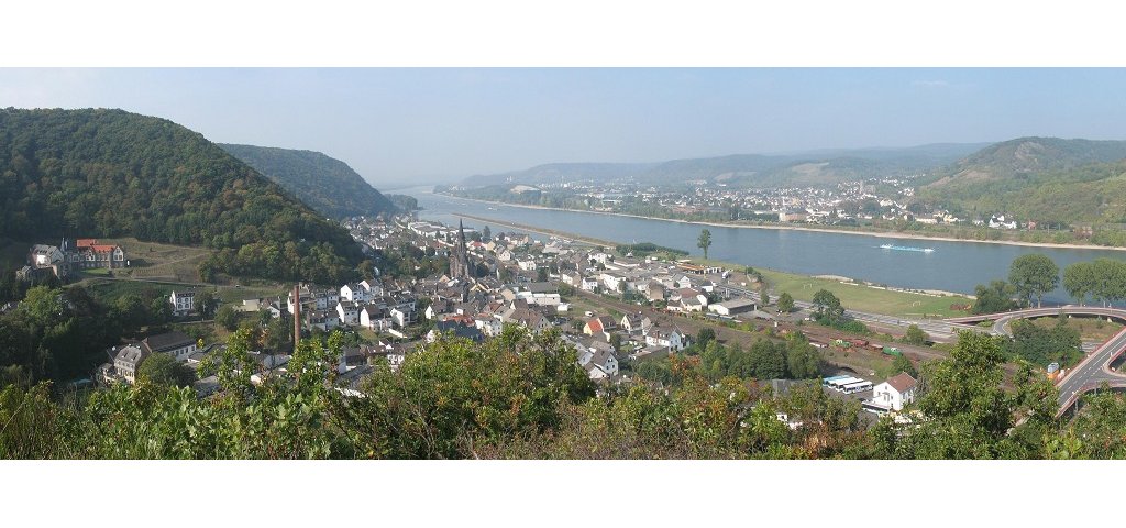 Panoramablick vom Felsenpfad „Eselstreppe“ am Dicktberg auf Brohl-Lützing (VG Bad Breisig), den Rhein, Bad Hönningen und Rheinbrohl